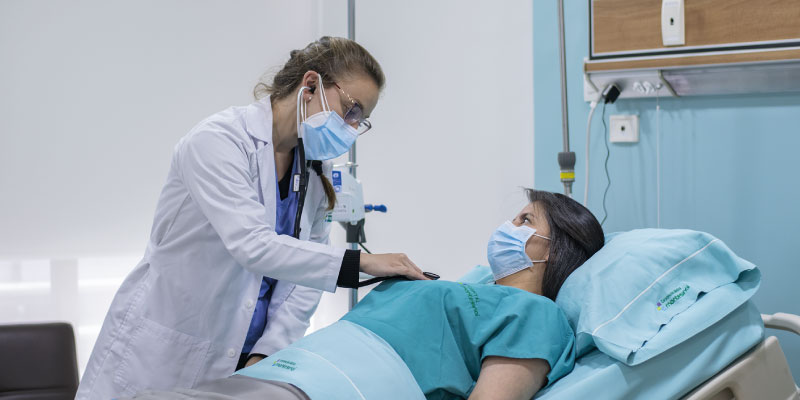 Doctora revisando paciente Doctora revisando paciente